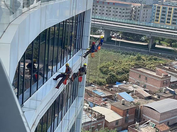 探索高空作業(yè)領(lǐng)域，展現(xiàn)非凡勇氣與技能